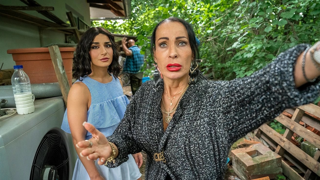 Lola Danger - Sexame Streets Follow That Bird - Porn00